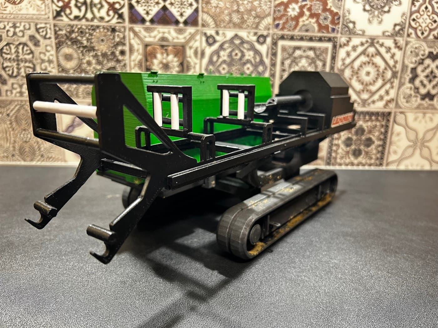 Maßstabsgetreues Kundenmodell einer Raupenmaschine aus dem 3D-Druck