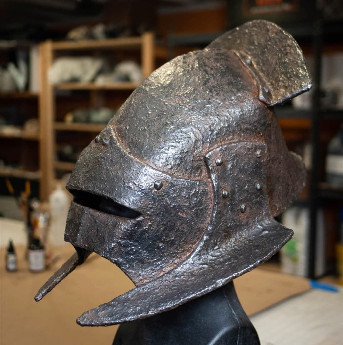 Aufwendig veredelter Helm mit gealterter Metall-Optik