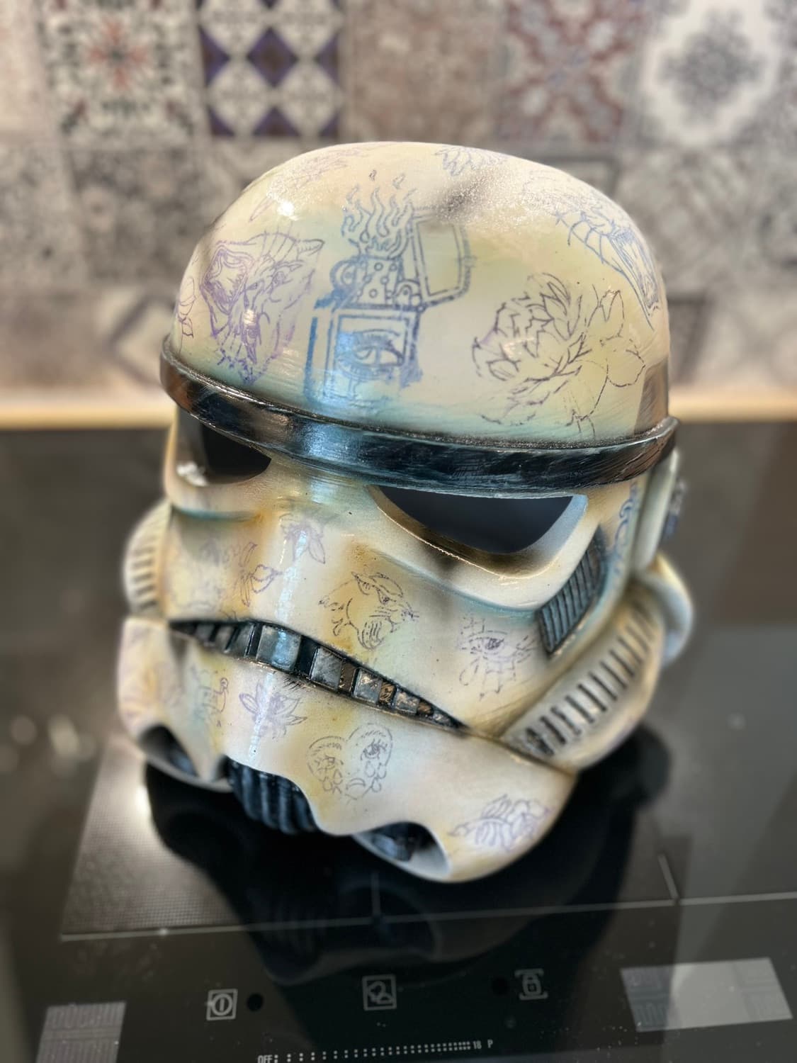 Individuell bemalter Stormtrooper-Helm aus dem 3D-Druck