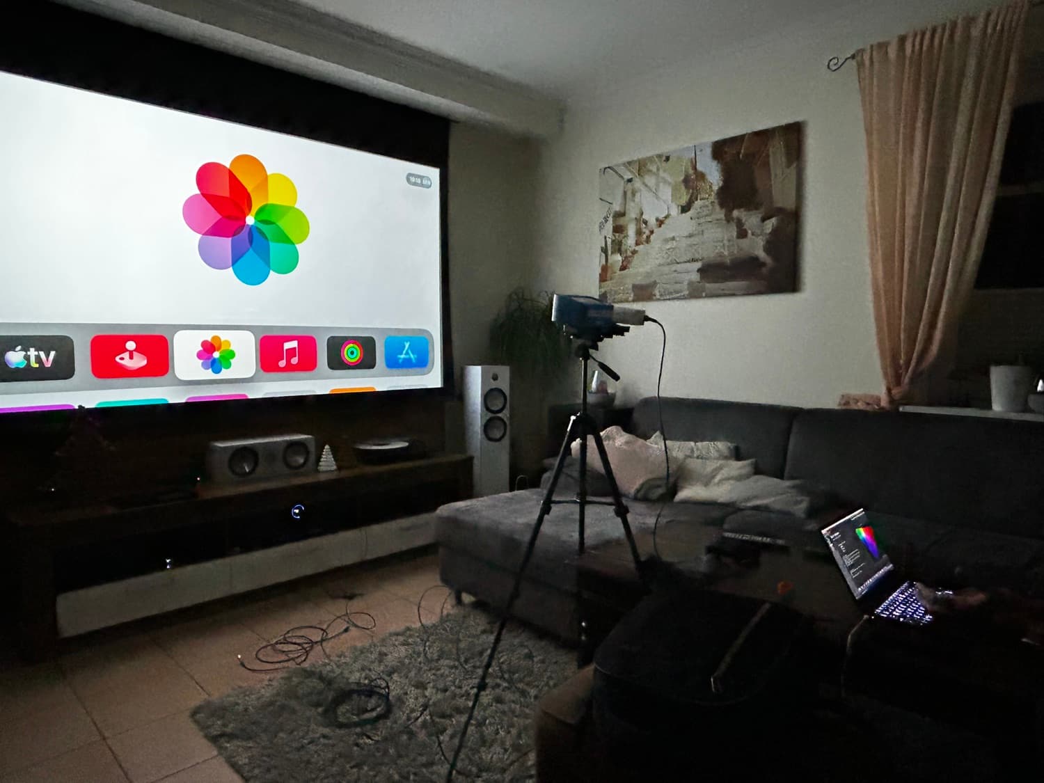 Projektor-Setup im Wohnzimmer