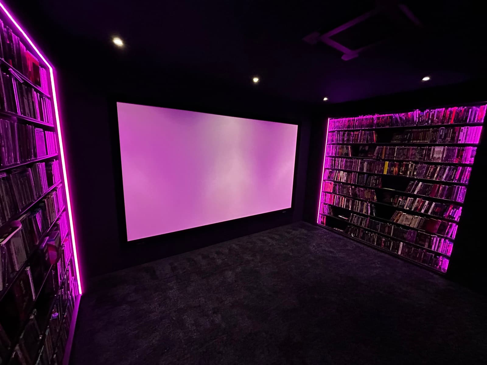 Dediziertes Heimkino mit RGB-Beleuchtung und großer Leinwand